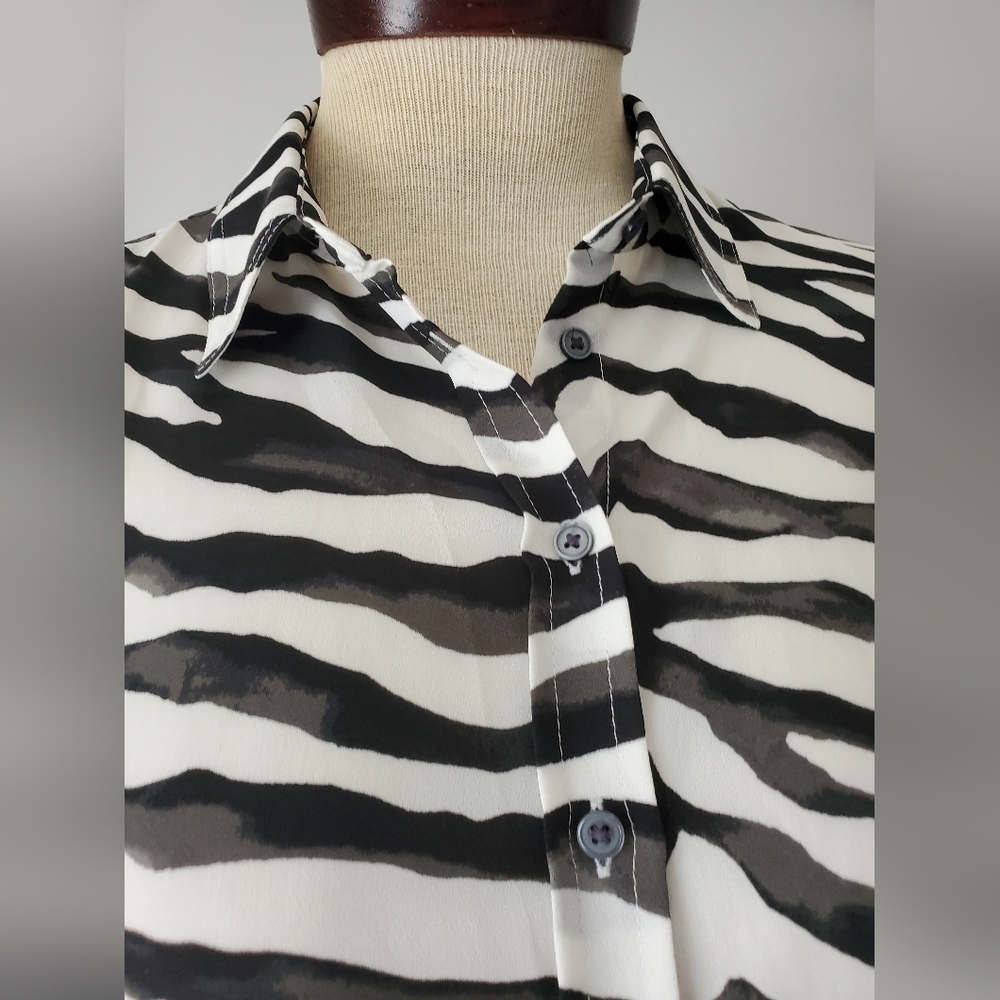 Banana republic zebra print blouse. Size small. - Picture 3 of 9
